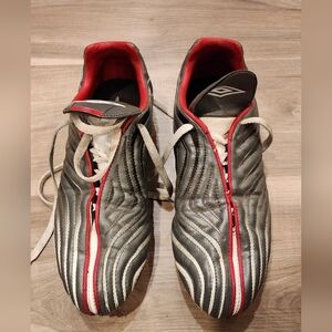 Umbro Men's Gray and Red Soccer Cleats